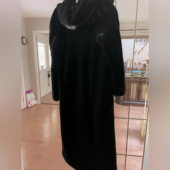 BIANCA NYGARD floor length fur winter coat. - Picture 7 of 11
